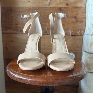 Gianni Bini Jonah Cream Heels